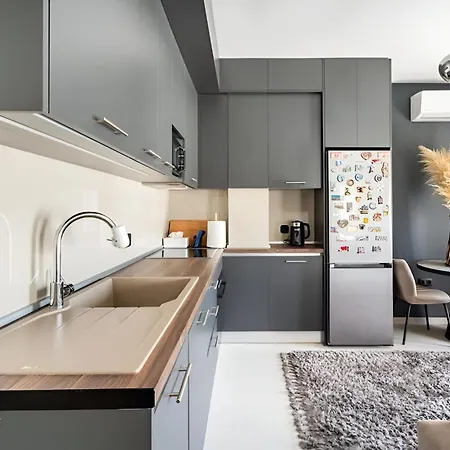 Elegant, Modern & Spacious Apartment In Thessaloniki With Balcony Exterior photo