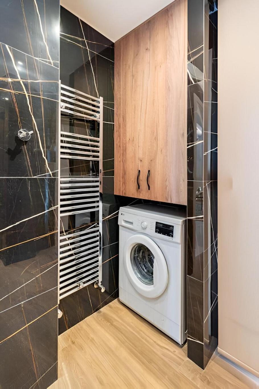 Elegant, Modern & Spacious In With Balcony Apartmán
